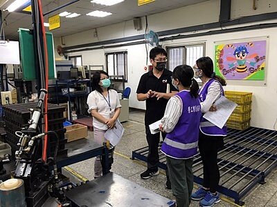 會同專家學者於事業單位現場逐一輔導。圖/台中市政府提供
