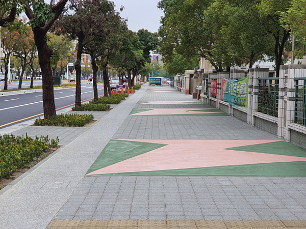 避免學生上下學與車爭道，南市府已完成16校通學步道。圖／台南市工務局提供