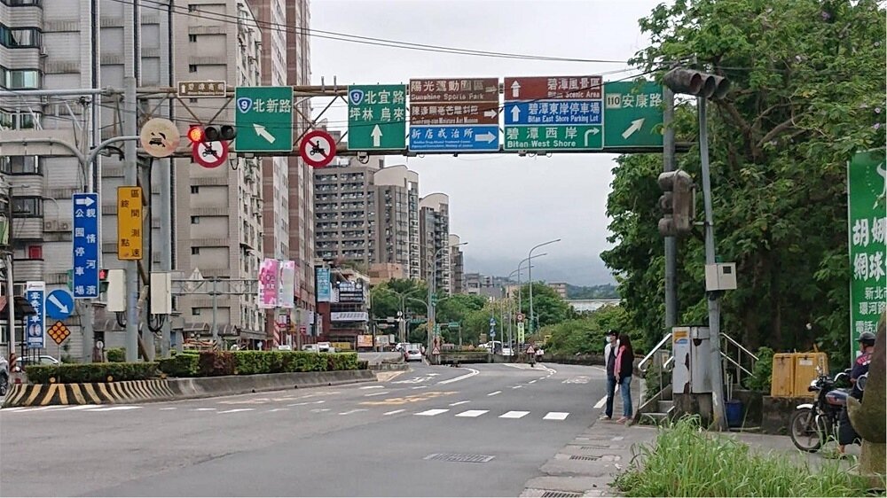 部分牌面老舊掉漆或重複多餘,且資訊未適當整併而過於密集。圖/新北市府交通局提供