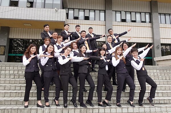 永慶房產加盟四品牌在中台灣店數市占突破4成，並且有超過4,800位房仲經紀人服務客戶，搭配唯一成功運作的「深度聯賣」，建立起合作大平台圖。／永慶房產集團提供