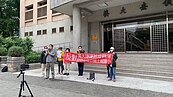 反對捷運萬大線轉彎　土城自救會新北地檢署拉布條陳情