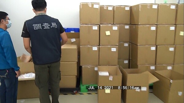 專案人員在鼎群桃園廠區查獲偽製的快篩試劑等成品、半成品。圖/讀者提供