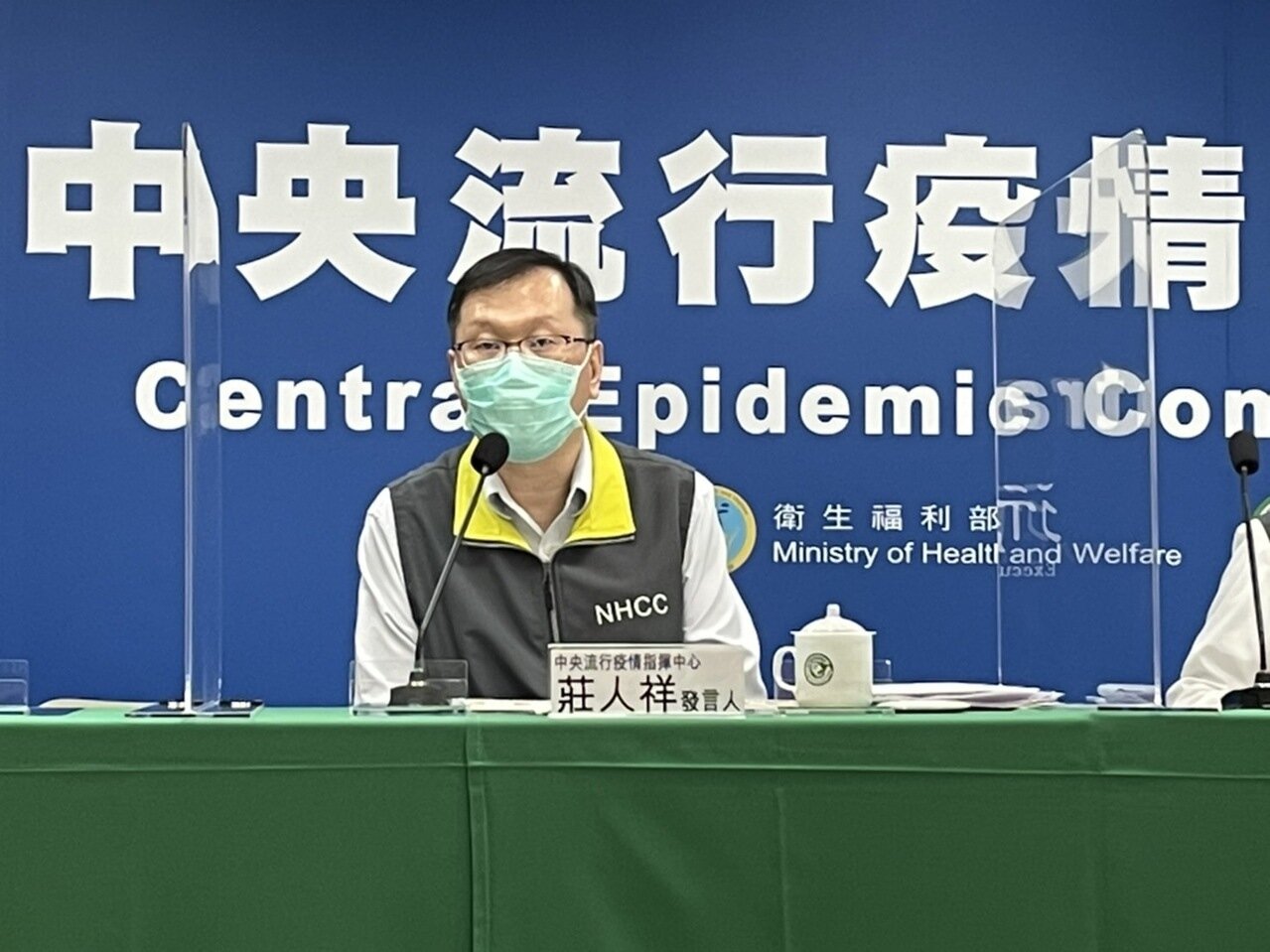 指揮中心發言人莊人祥表示,由父母來代為填寫接種健康回報不良反應資料做安全性監測。記者許政榆/攝影