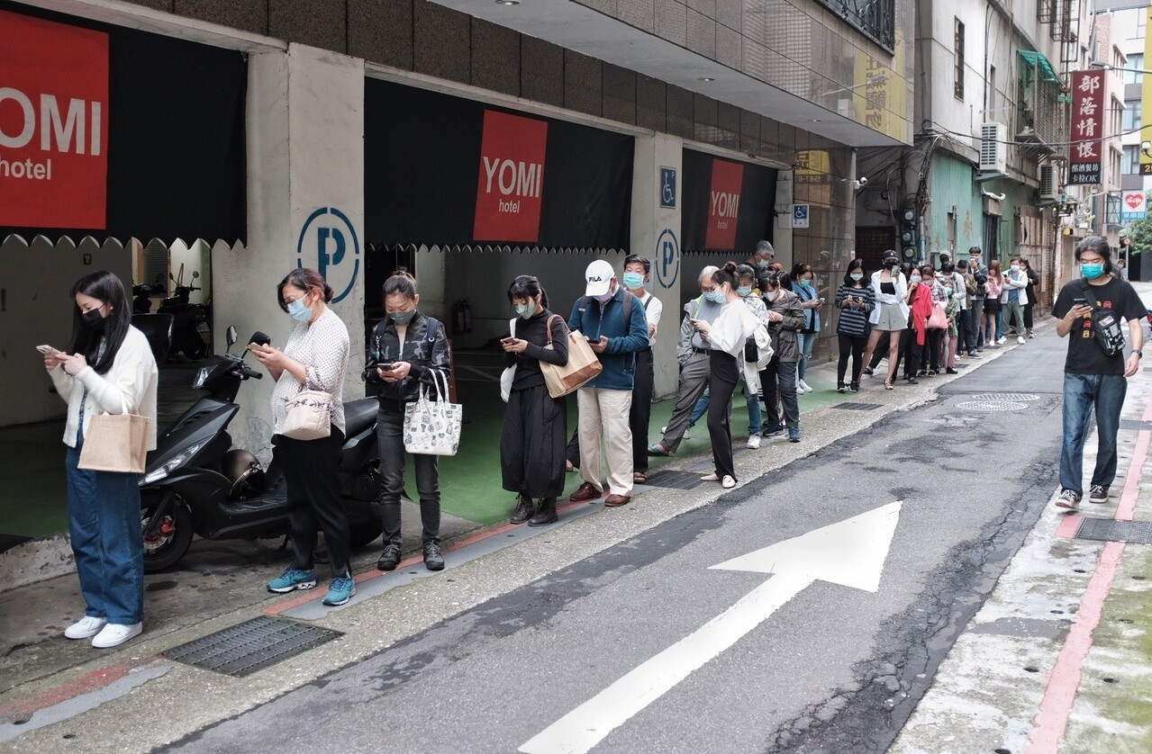 中央宣布快篩陽性者才可到急診做PCR,但醫療量能還是滿載。記者曾原信/攝影