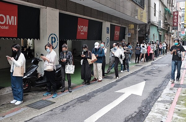 中央宣布快篩陽性者才可到急診做PCR,但醫療量能還是滿載。記者曾原信/攝影