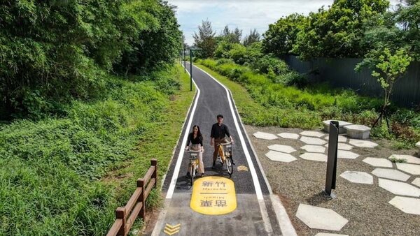 新竹市長林智堅宣布，竹苗自行車道本周六7日正式開放，可一路從竹市景點接往苗栗。圖／新竹市城銷處提供