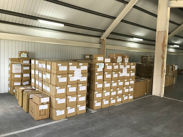 調查局去年查扣未經食藥署核准之採指尖血新冠肺炎抗體快篩檢測試劑成品和半成品。圖/調查局提供