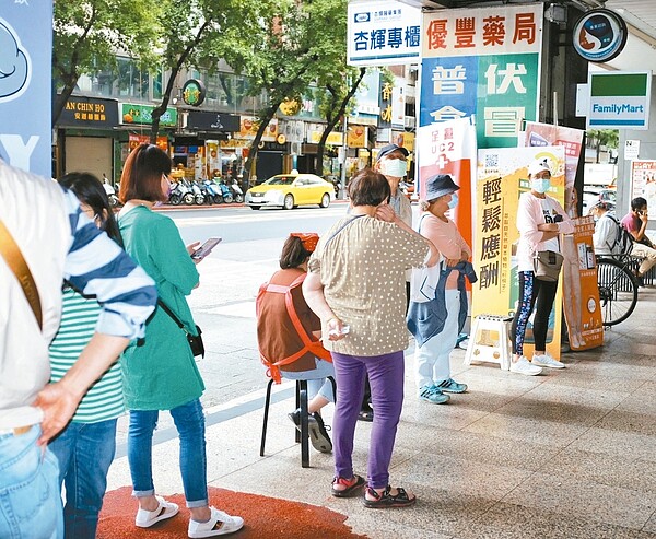 蔡英文總統昨在民進黨中常會上,要求政院協調更多元的快篩購買通路。圖為民眾排隊購買快篩試劑。記者曾原信/攝影