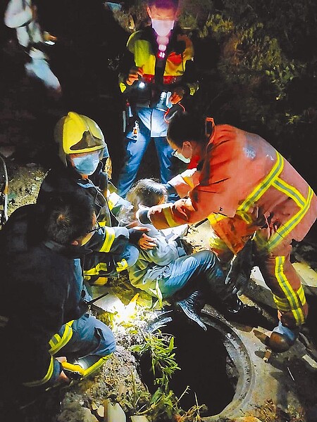 警消到場後,將胡女從水溝內救出並送往醫院治療傷勢。圖/新北市消防局提供