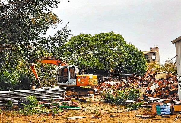 嘉義縣朴子市已故助產士施周靜江,其生前拿來當產房的故居被文資委員認定無列冊追蹤價值,日前已被建商拆除。讀者提供