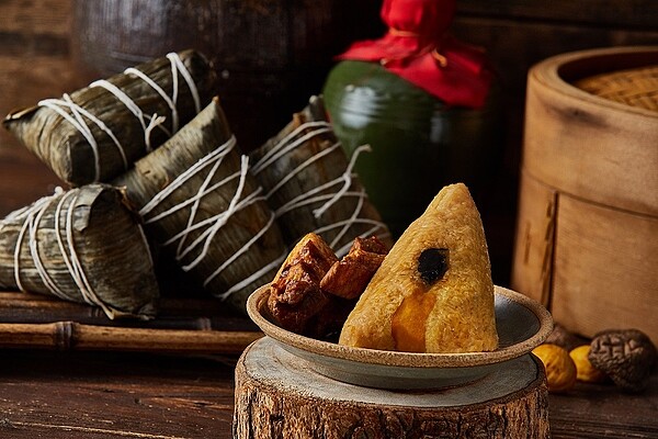 在家防疫也能享受應景美食,新北市公有零售市場網購平台「來新北逛菜市」蝦皮賣場與PChome商店街,即日起至111年6月4日推出「好禮粽粽來」活動。圖/新北市政府提供