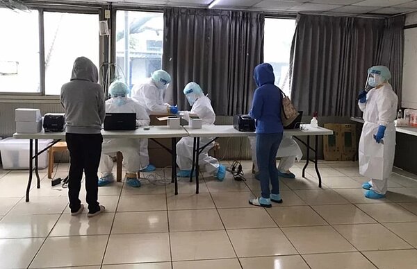 新竹縣政府4日表示，日前接獲頎邦科技出現外籍移工群聚事件，衛生局派員前往位於竹北的移工宿舍採檢，共200多人確診。圖／聯合報