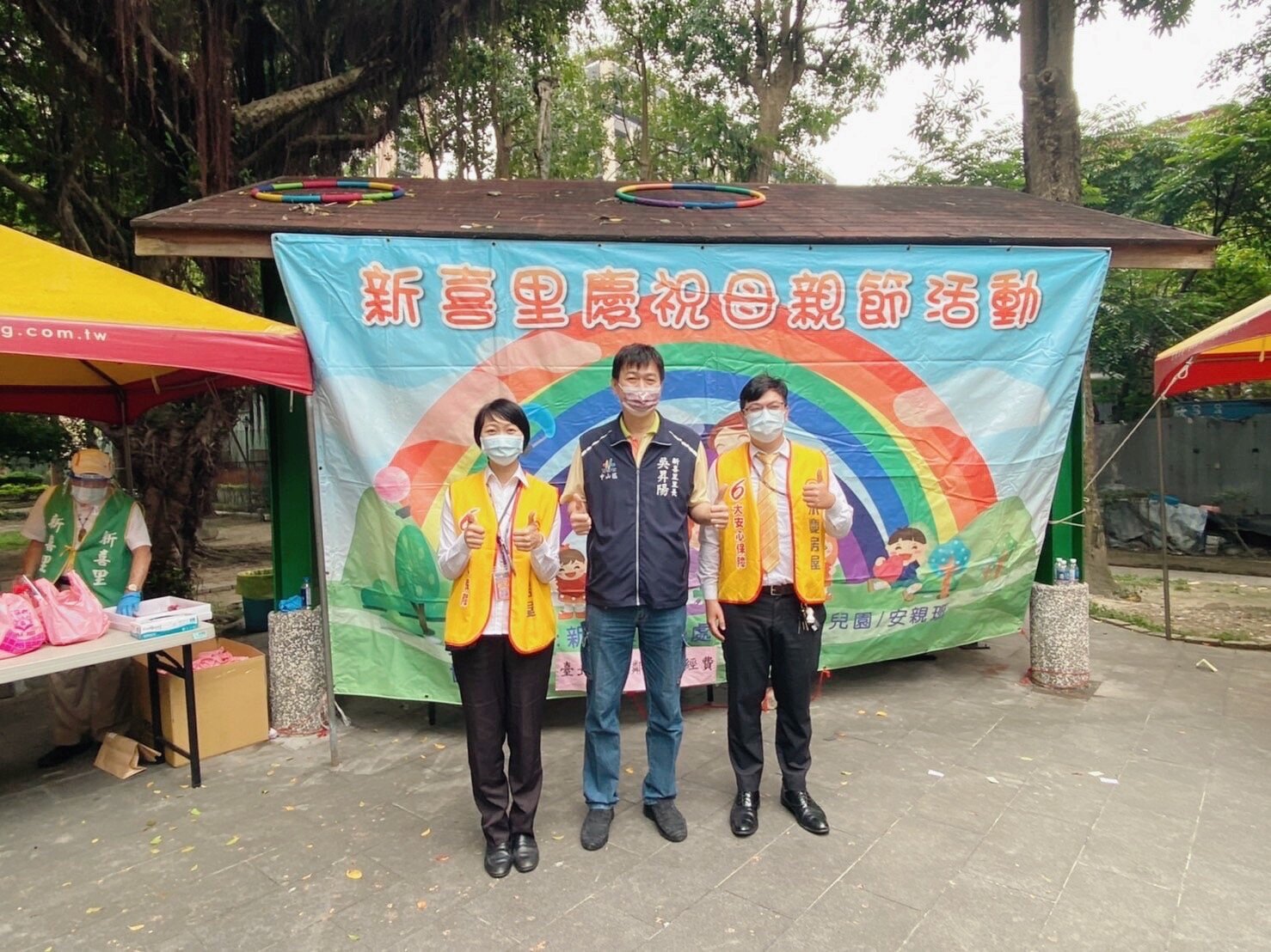 山區新喜里在兼顧防疫下舉辦了簡易而精美的母親節贈禮活動,而身為鄰里好夥伴的永慶房屋全力支持里內大大小小活動。圖/永慶房產提供