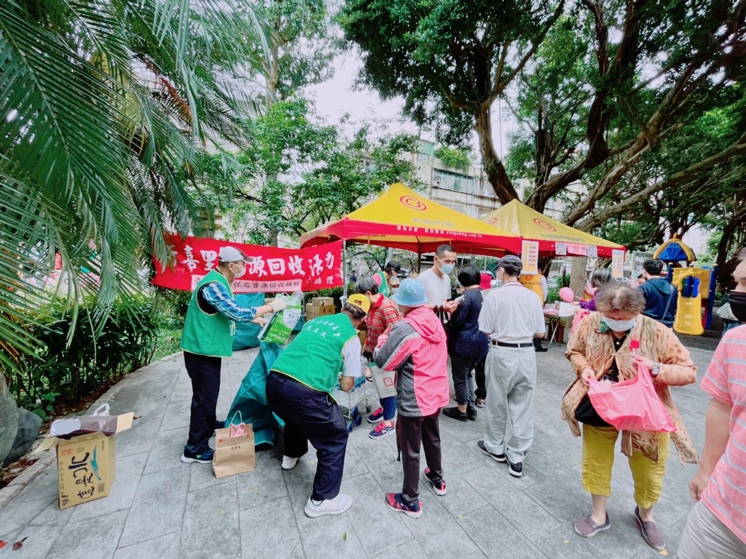 山區新喜里在兼顧防疫下舉辦了簡易而精美的母親節贈禮活動,而身為鄰里好夥伴的永慶房屋全力支持里內大大小小活動。圖/永慶房產提供