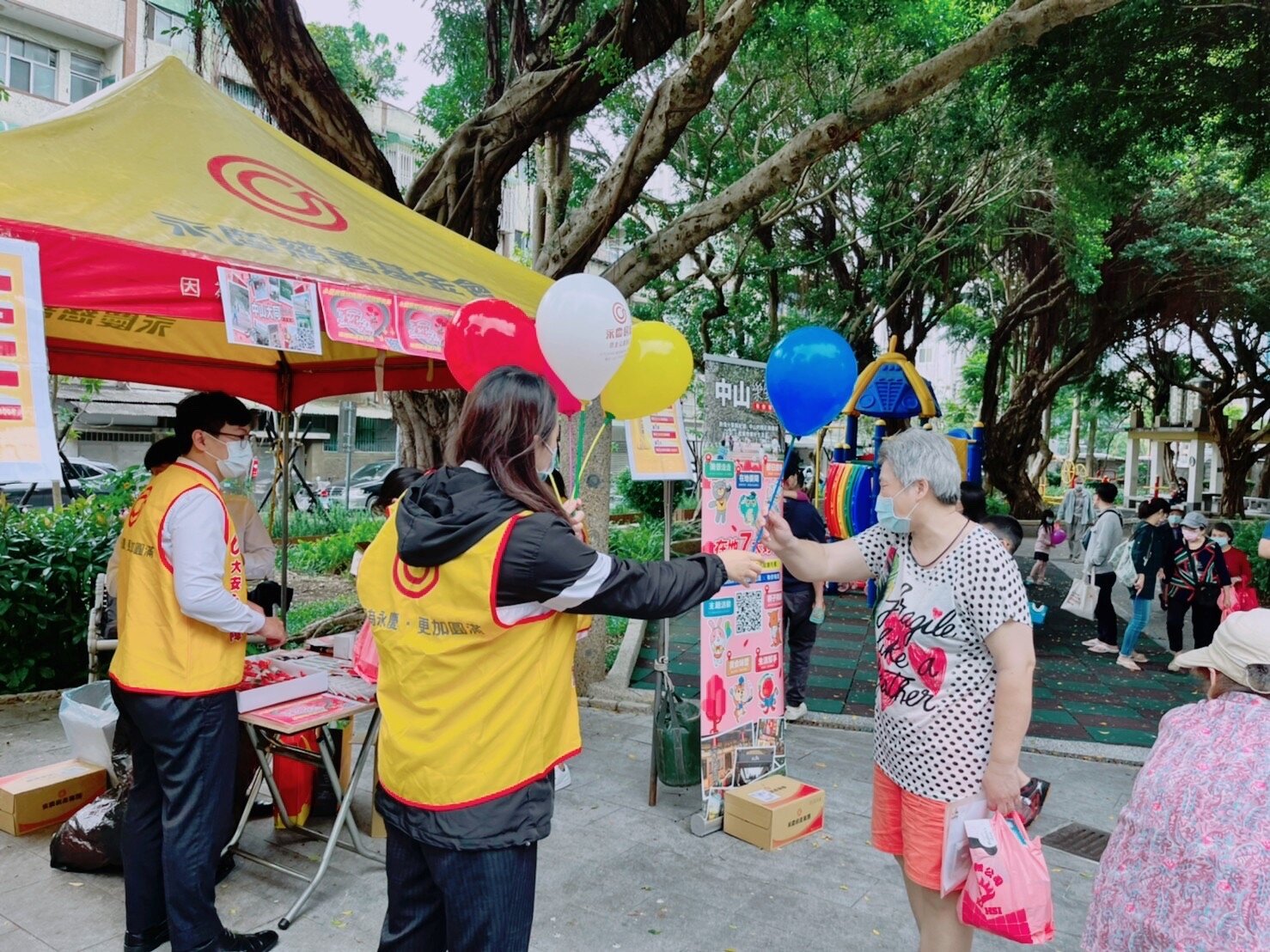 山區新喜里在兼顧防疫下舉辦了簡易而精美的母親節贈禮活動,而身為鄰里好夥伴的永慶房屋全力支持里內大大小小活動。圖/永慶房產提供