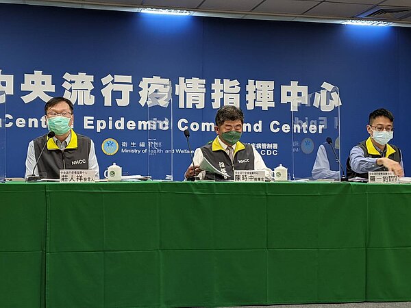 今日本土個案破三萬例,指揮中心下午二時召開記者會,左起為發言人莊人祥、指揮官陳時中、醫療應變組副組長羅一鈞。聯合報系記者謝承恩/攝影