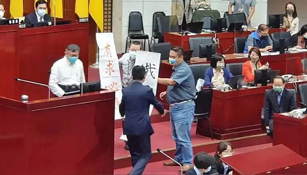 台北市長柯文哲上午赴議會專案報告並答詢,議員陳重文質詢時稱讚柯文哲在防疫上是鐵口直斷、有求必應,並送上字條。圖/記者楊正海攝影