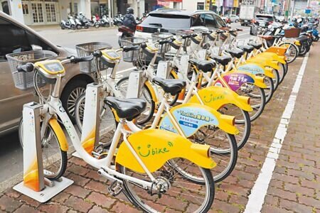 嘉義市引進YouBike 2.0公共自行車後,目前運轉率全台第2高,經市議員鄭光宏提案要求擴充並獲議會支持下,市府正在執行擴站計畫。(呂妍庭攝)