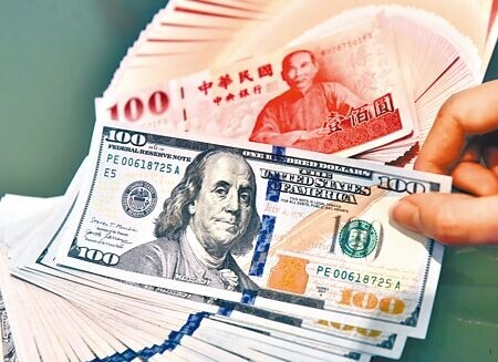 隨著美國升息,美元定存將更搶手,公股銀紛紛推出美元優利定存專案。(本報資料照片)