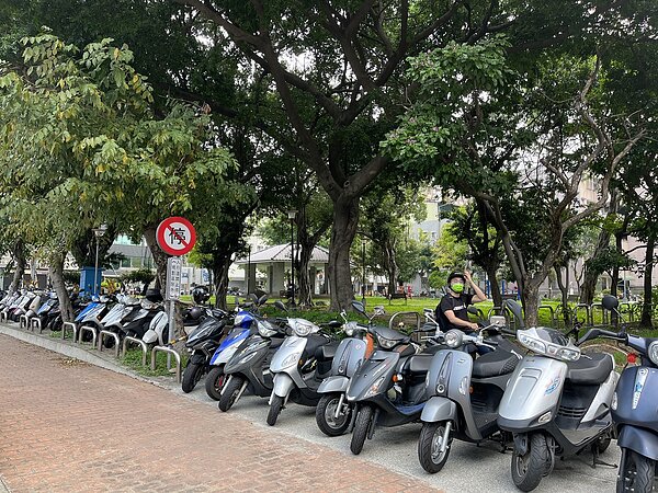 台中市機車違停多，即使有禁止停車標誌，現場違停機車仍滿出來。記者洪敬浤／攝影