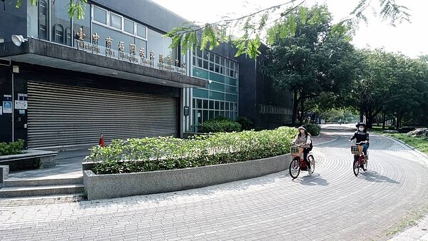 東豐綠廊自行車道鄰近的石岡遊客中心整修封閉，遊客抱怨不便。圖／陳清龍議員提供