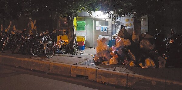 桃園市桃園區1移工宿舍因有移工確診，宿舍清空後竟把垃圾棄置在人行道上，引起民眾擔憂，桃園市環保局將開罰。（民眾黨桃園市黨部提供／賴佑維桃園傳真）