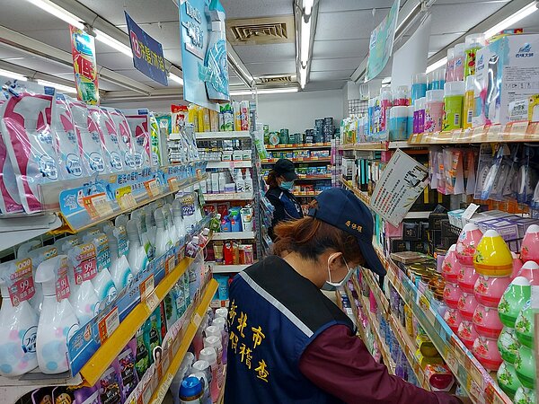 環保局人員於實體店家進行稽查。圖/新北市政府提供