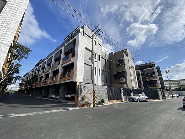 高雄楠梓區的高楠公路有108筆透天厝交易,拿下六都最熱透天路段。圖/台灣房屋提供