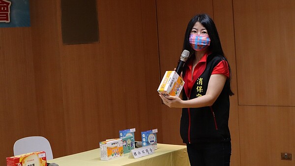 新北市消費者保護官針對市售14款益生菌進行購樣檢測。圖/新北市法制局提供