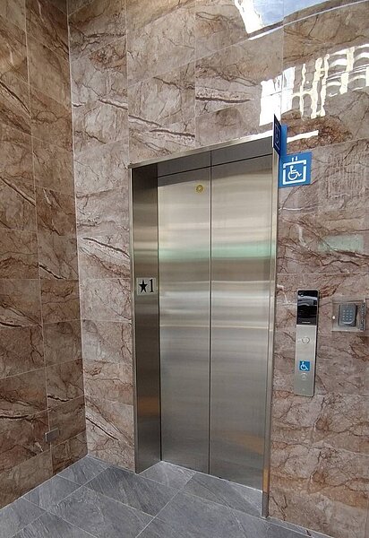 高市首件老舊公寓增建無障礙電梯申請案完工啟用,居民上下樓變方便。圖/高市工務局提供