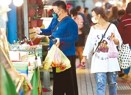 主計總處公布4月份消費者物價總指數年增3.38%,連續2個月飆破3%,蔬菜、水果、外食費、肉類、家庭用品等物價及房租紛紛上漲。(鄭任南攝)