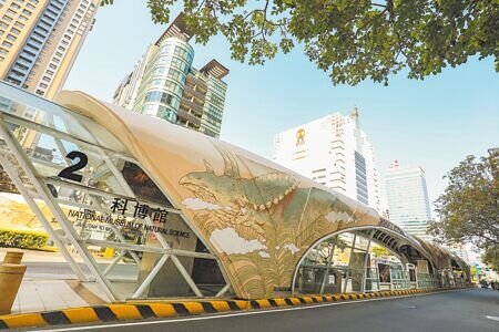 巨型恐龍現身台中台灣大道,科博館站候車亭讓恐龍迷驚豔。(陳淑芬攝)