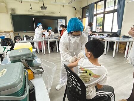 台南市6至11歲兒童疫苗接種，6日有5校395名學生完成接種。（曹婷婷攝）