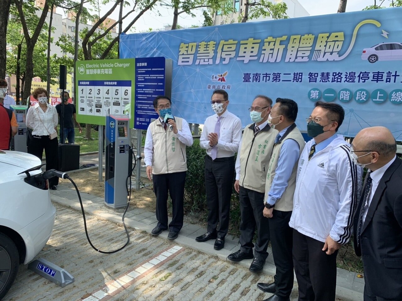 台南市長黃偉哲主持智慧路邊停車隨停隨充啟用。記者吳淑玲/攝影