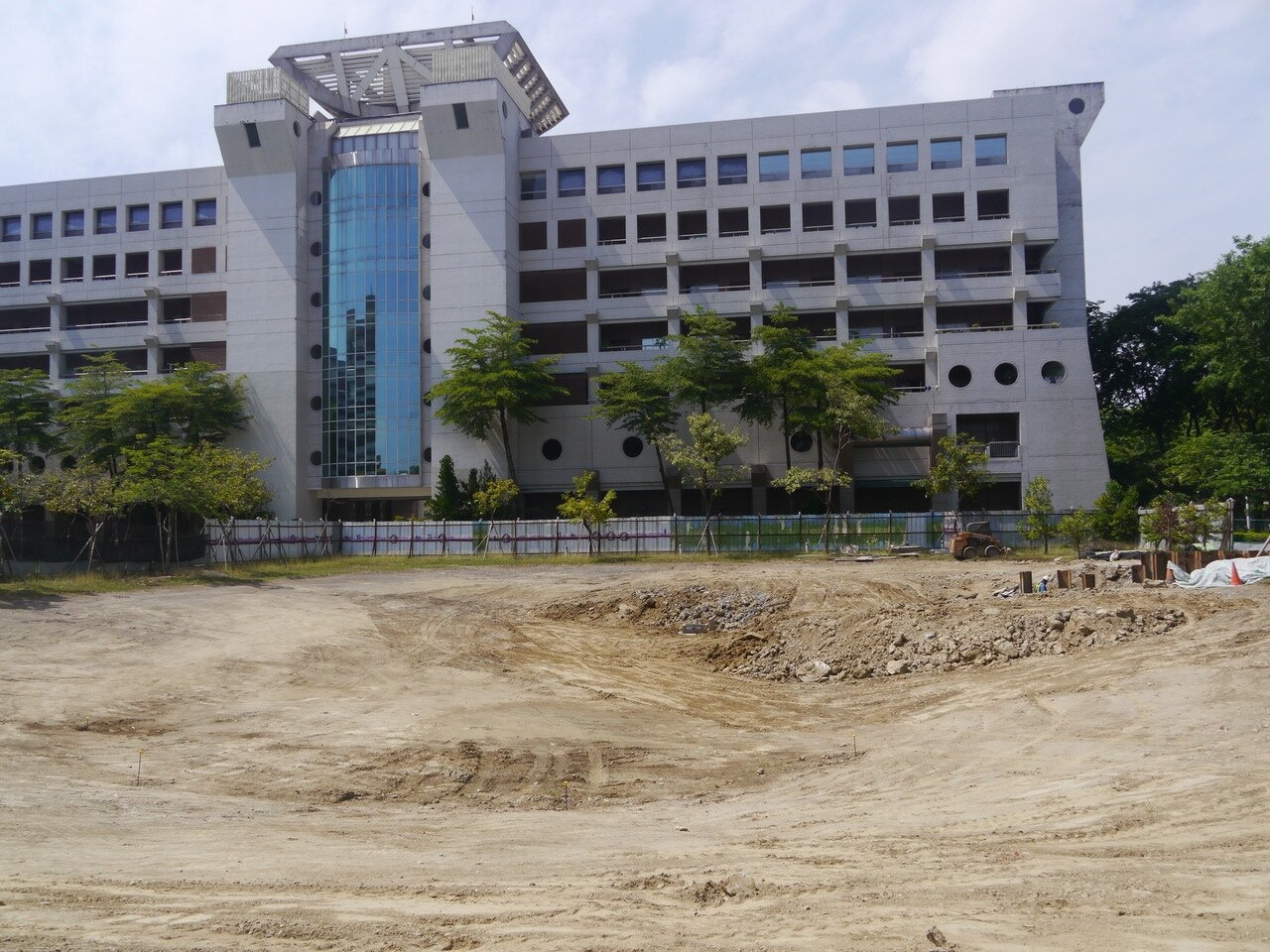 市府水利局在鳳山行政中心前方空地挖掘滯洪池,預計今年8月可完工。記者徐白櫻/攝影