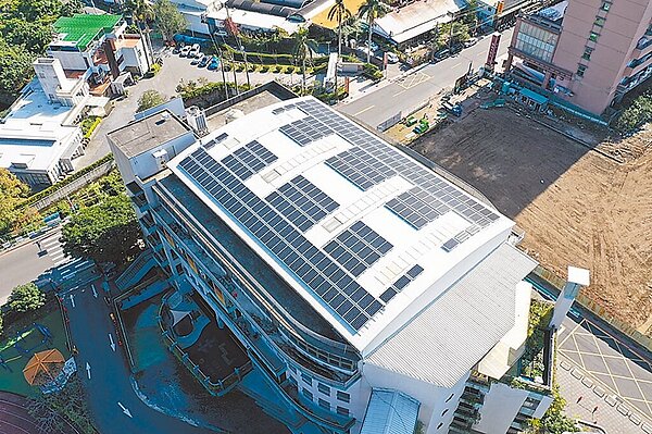 新北市停車場、活動中心等公有場所太陽能光電設施,使市府進帳約4500萬元的租金收入。(新北市經發局提供/蔡雯如新北傳真)