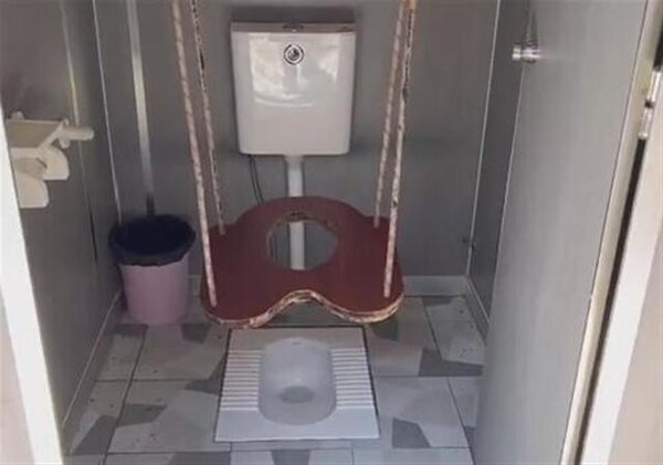 重慶某處景區本月3日推出「鞦韆廁所」，引發網友熱議。圖／取自《點時新聞》