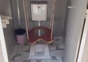 重慶出現「鞦韆廁所」　網友：設計師腦子在想什麼？
