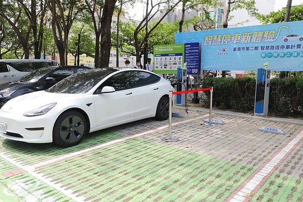 台南市政府與宏碁智通公司合作建置全國首創結合充電功能的第二代智慧停車柱。圖／台南市政府提供