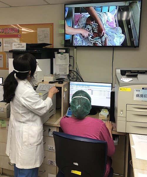 鄭玫枝說,小嬰兒染疫後,家長應特別注意孩子的呼吸,如發生嚴重咳嗽如狗吠聲、呼吸急促、聲音沙啞、活動力差及食慾不振時,務必盡速就醫。圖為鄭玫枝即時視訊診療病童。圖/台北榮總提供