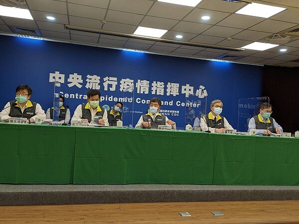 疫情監測組組長周志浩(前排左起)、教育部長潘文忠、指揮官陳時中、金管會主委黃天牧、發言人莊人祥。後排左起醫療應變組副組長羅一鈞、教育部主任秘書廖興國。記者謝承恩/攝影