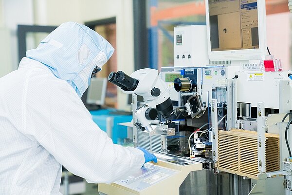 明新科大一向重視實作,在校園內建置「半導體封裝測試類產線示範工廠」並且與工業局合推「封裝工程師能力鑑定」證照,因此明新學生畢業就有3、4個工作位置等著他們。 圖/1111人力銀行提供