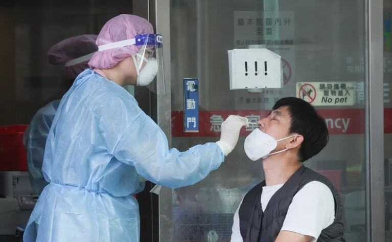 由於國內疫情進入社區流行階段,確診個案遽增,為擴大基層醫療防疫量能,強化COVID-19採檢分流,指揮中心開放診所提供PCR核酸檢驗採檢服務,公私協力擴充採檢量能,以提高民眾採檢可近性。圖/聯合報