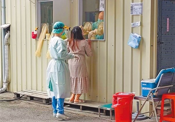 南投縣7日本土確診新增266例，疫情升溫，很多民眾一早前往醫院篩檢。（南投縣政府提供／盧金足南投傳真）