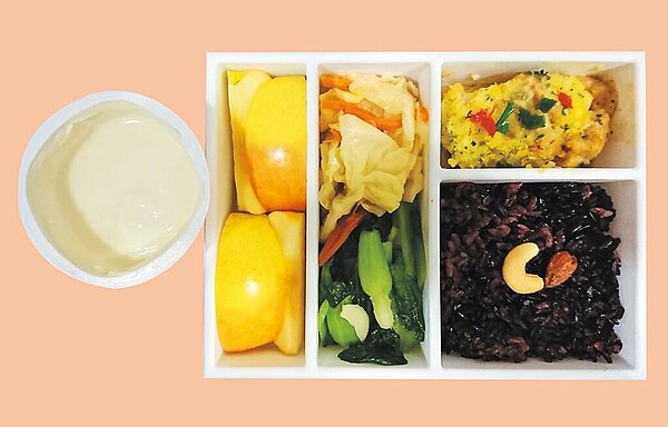 新光醫院營養師許為捷建議，每餐仍要有三分之一的營養應來自全穀類，當中纖維可增加飽足感。圖／國健署提供