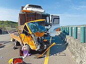 貨車國道追撞2死　竟是司機滑手機釀禍