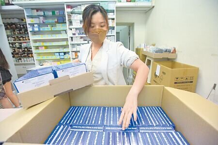 
國內陷入快篩之亂，但鄰近的日本現在卻能購買多種款式快篩試劑，不僅藥局能買到，記者查詢日本Amazon網站，發現快篩劑種類多元，包括唾液專用、還有可同時用於鼻子和喉嚨的快篩劑。圖為台灣的藥師盤點配送到的快篩試劑。（張鎧乙攝）
