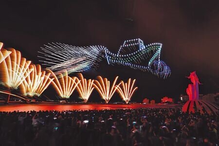 隨著疫情再次升溫,澎湖觀音亭煙火秀每晚只有6000人在現場觀賞。(張茂雄攝)