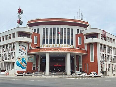 屏東縣東港警分局驚傳兩線二警官輕生命案,偵查隊41歲郭姓副隊長6日晚間被發現陳屍寢室。圖為東港警分局。(謝佳潾攝)