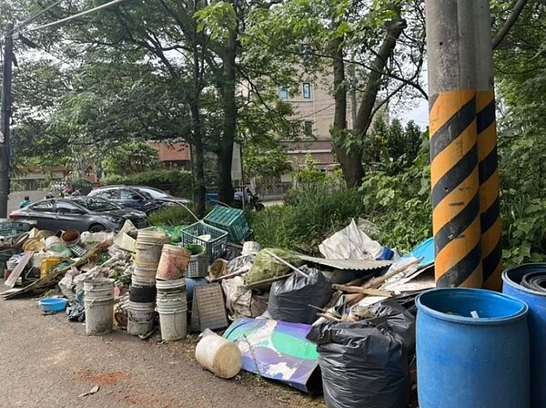 葉姓屋主家前堆滿許多廢棄物。圖／市議員謝美英提供